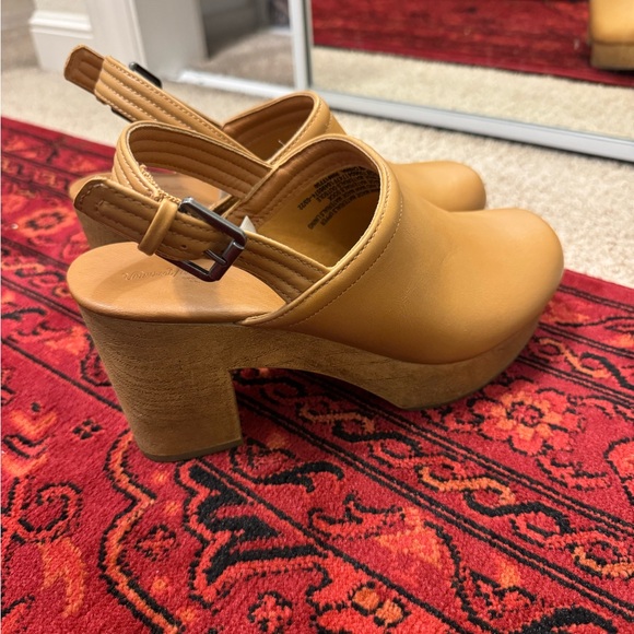 Universal Thread platform clogs - Picture 2 of 6